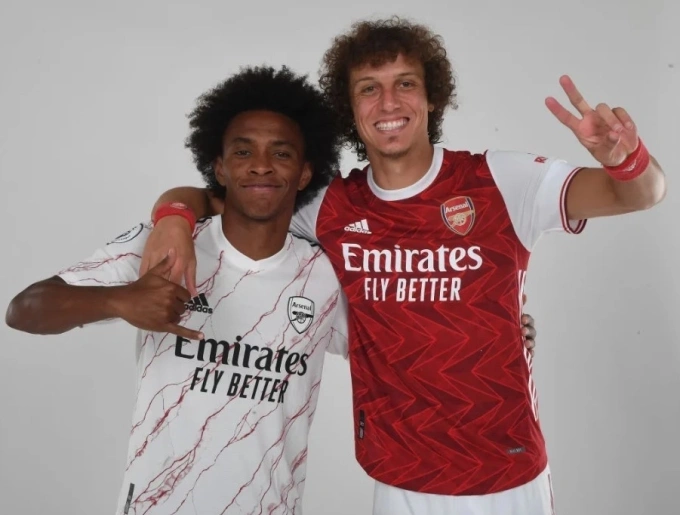 Willian (trái) và David Luiz chụp ảnh khi còn thi đấu cho Arsenal trước mùa giải 2020-2021.
